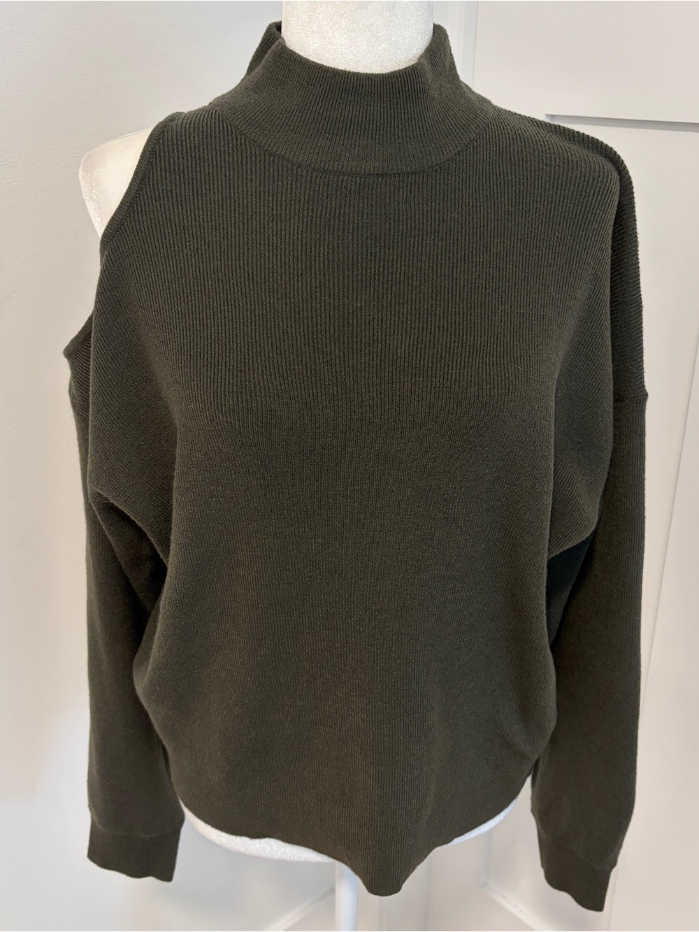 EVEREVE Women’s Large Olive Green Cold Shoulder Mock Neck Sweater*E20